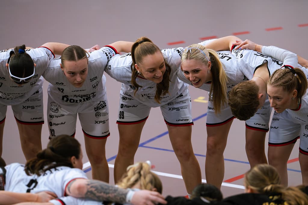 Ženské semifinále proti Bulldogs začíná